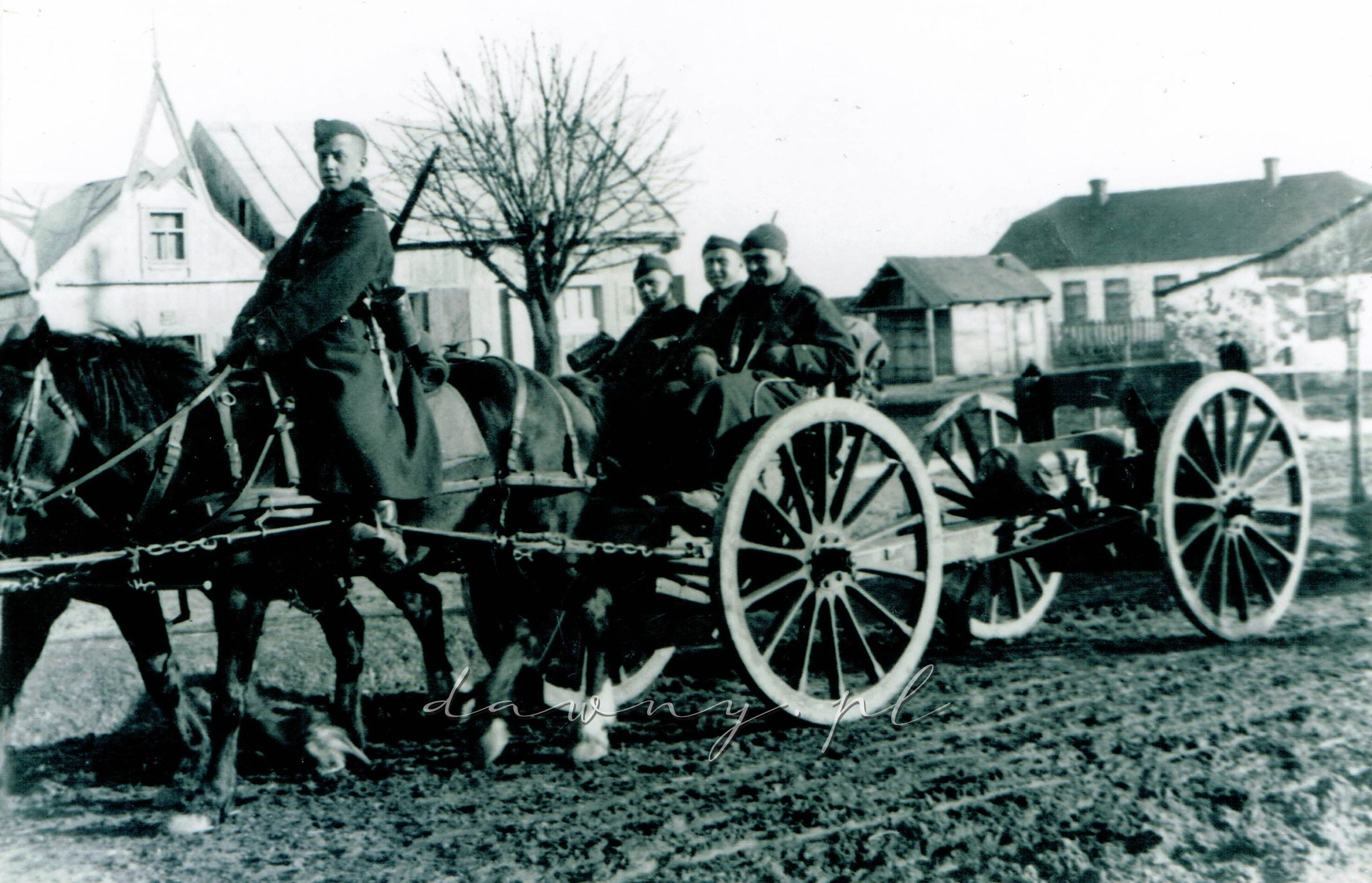 Bogusław Łojkuć (na koniu) - prawdopodobnie w Szkole Podchorążych Rezerwy Artylerii we Włodzimierzu Wołyńskim (1937 rok)