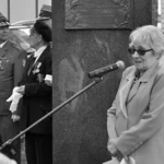 Janina Kowalska przed Tablicą Wypędzonych w Zielonce, podczas rocznicy wypędzenia mieszkańców w 2013 r. Fot. UM Zielonka