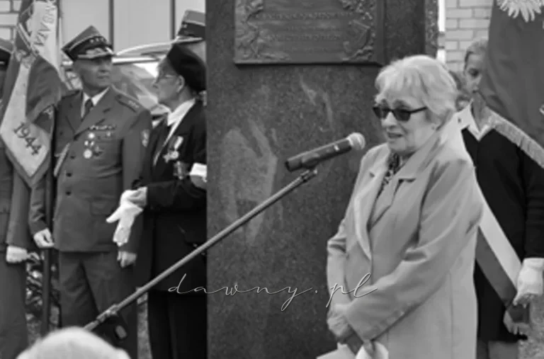 Janina Kowalska przed Tablicą Wypędzonych w Zielonce, podczas rocznicy wypędzenia mieszkańców w 2013 r. Fot. UM Zielonka