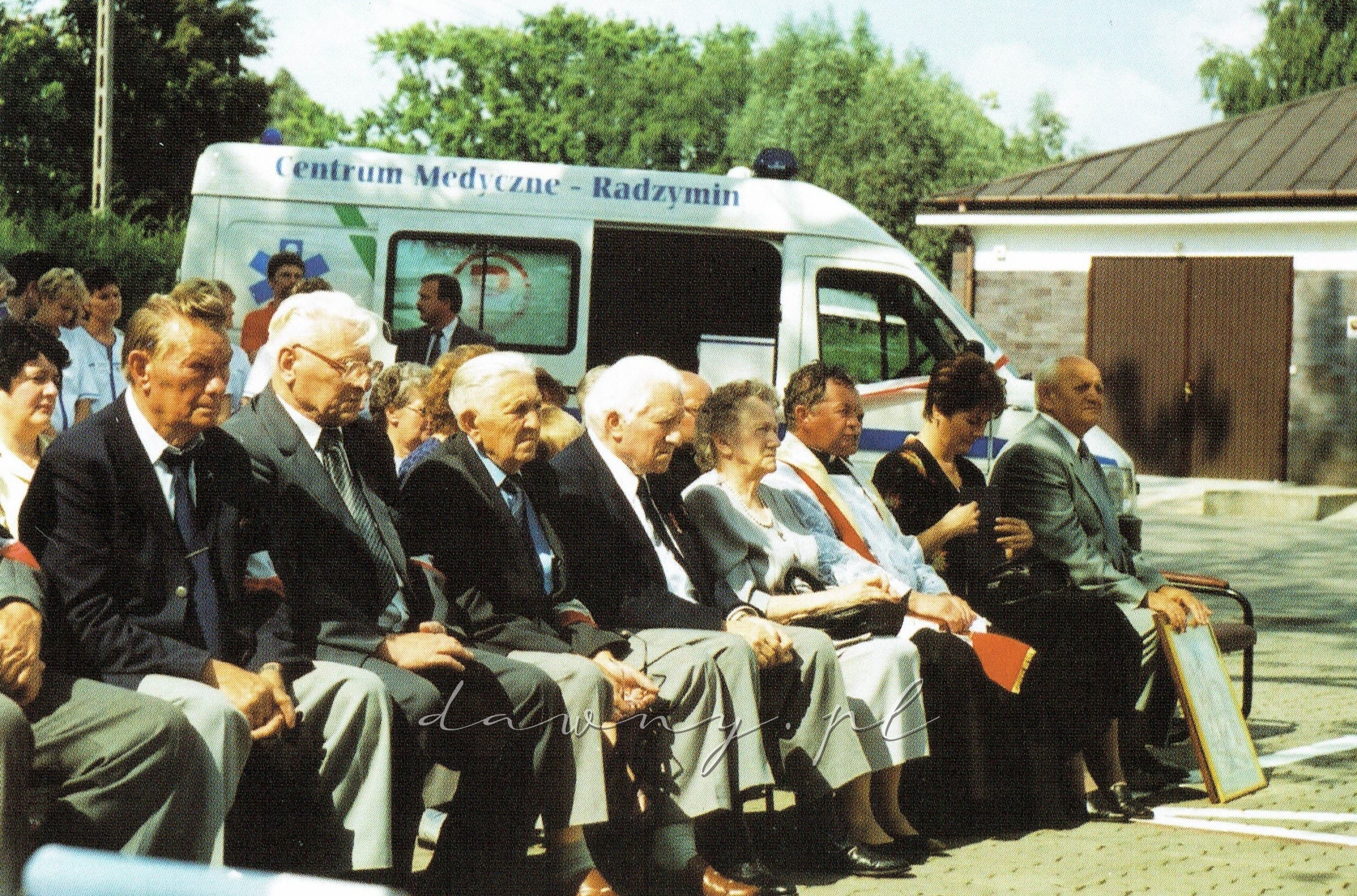 Uroczystość przekazania ambulansu dla szpitala w Radzyminie. Obok H. Wyszyńskiego siostra Aniela Janusz.