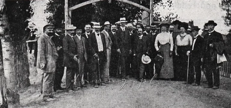 Przed wrotami cegielni Ząbki. rok 1911.