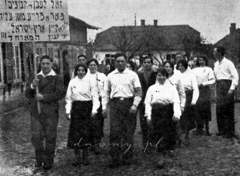 Młodzież syjonistyczna maszeruje ulicami Wołomina - Sefer Zikaron Volomin – Księgi Pamięci Żydów Wołomińskich