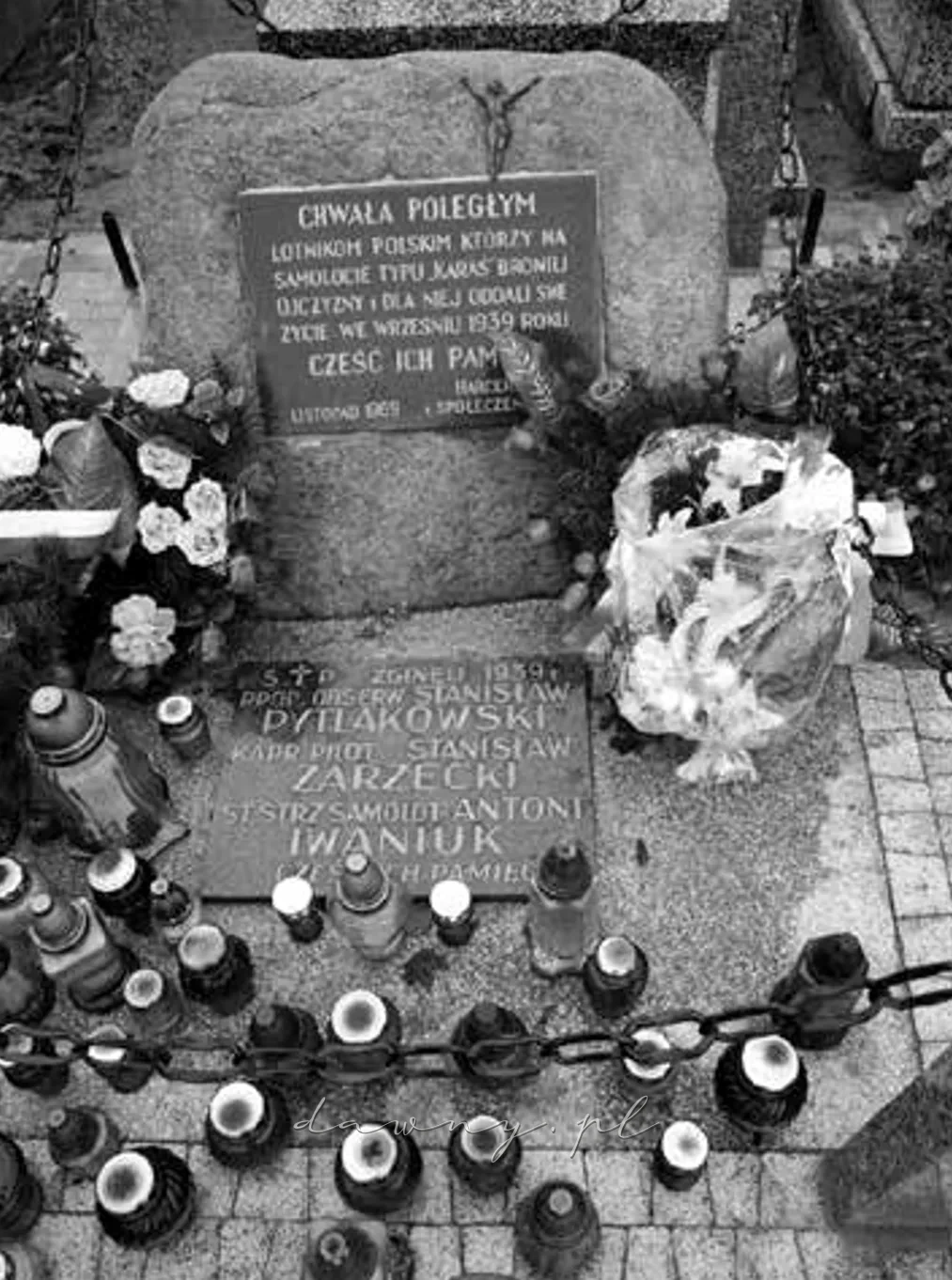 Grób na cmentarzu w Poświętnem, (Pow. Wołomin., Gm. Poświętne) załogi „Karasia” z 55 SEB por.obs. S. Pytlakowski, kpr.pil.S.Zarzecki i szer.strz.A.Iwaniuk, która zginęła 7 września 1939 r.