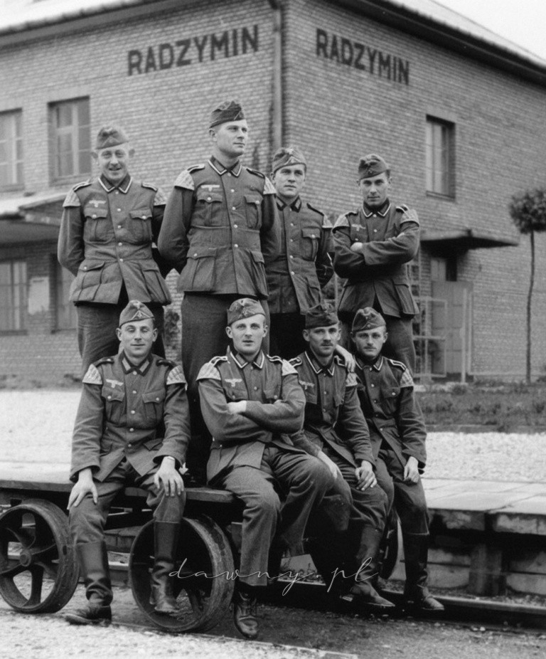 Niemieccy żołnierze na dworcu w Radzyminie
