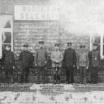 Budynek poczekalni kolejowej w Zielonce z niemiecką obsługą kolejarską w 1916 r. Fot. z archiwum Pawła Tadeusza Gajzlera