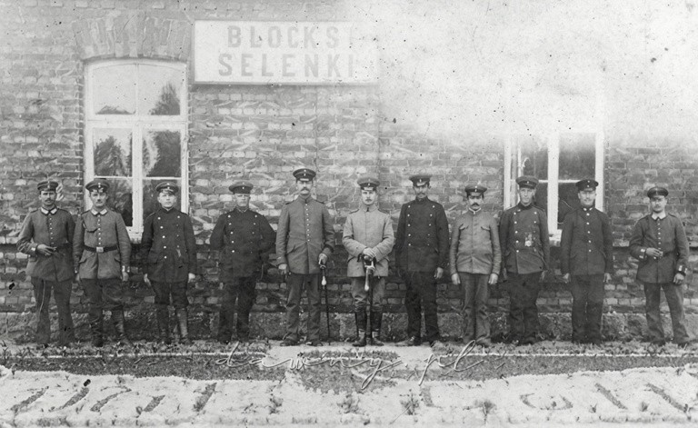 Budynek poczekalni kolejowej w Zielonce z niemiecką obsługą kolejarską w 1916 r. Fot. z archiwum Pawła Tadeusza Gajzlera