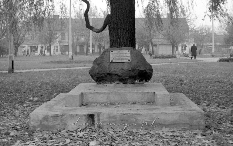 Pomnik ofiar pomordowanych w latach1939-45 w Wołominie, plac 3-go Maja. 30 października 1975 r. Fot. Bolesław Szulim.