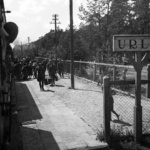 Przystanek kolejowy w Urlach w czasie II wojny światowej. Rekonstrukcja cyfrowa fotografii ze zbiorów Miejsko-Gminnej Biblioteki Publicznej w Wyszkowie.