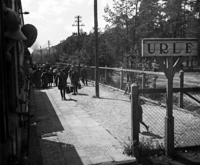 Przystanek kolejowy w Urlach w czasie II wojny światowej. Rekonstrukcja cyfrowa fotografii ze zbiorów Miejsko-Gminnej Biblioteki Publicznej w Wyszkowie.