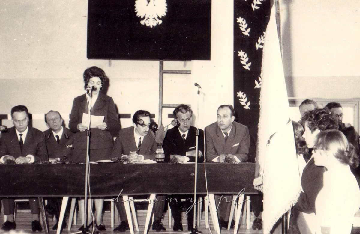 Uroczystość przekazania sztandaru SP 5 w Wołominie. 28 kwietnia 1972.