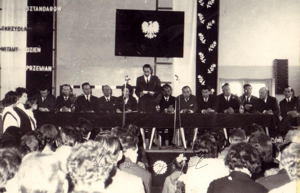 Uroczystość przekazania sztandaru SP 5 w Wołominie. 28 kwietnia 1972.