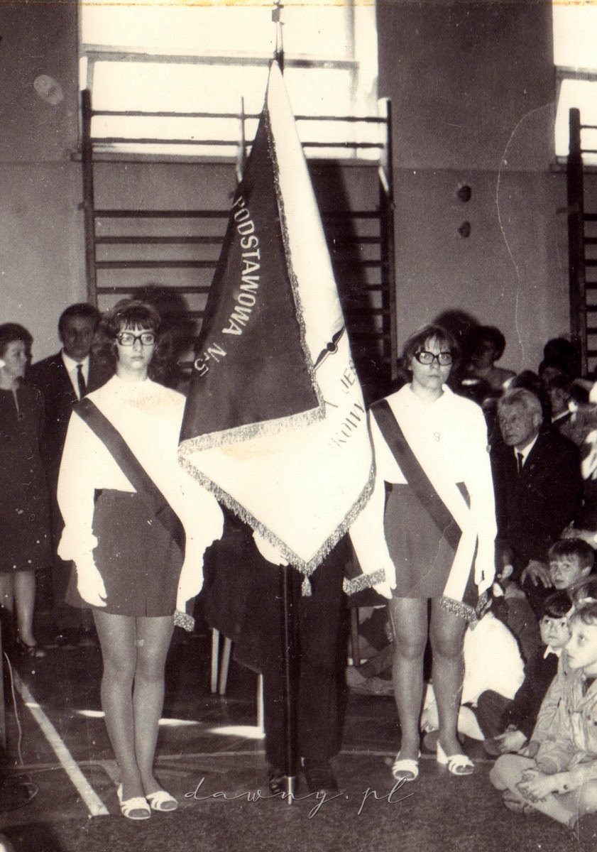 Uroczystość przekazania sztandaru SP 5 w Wołominie. 28 kwietnia 1972.