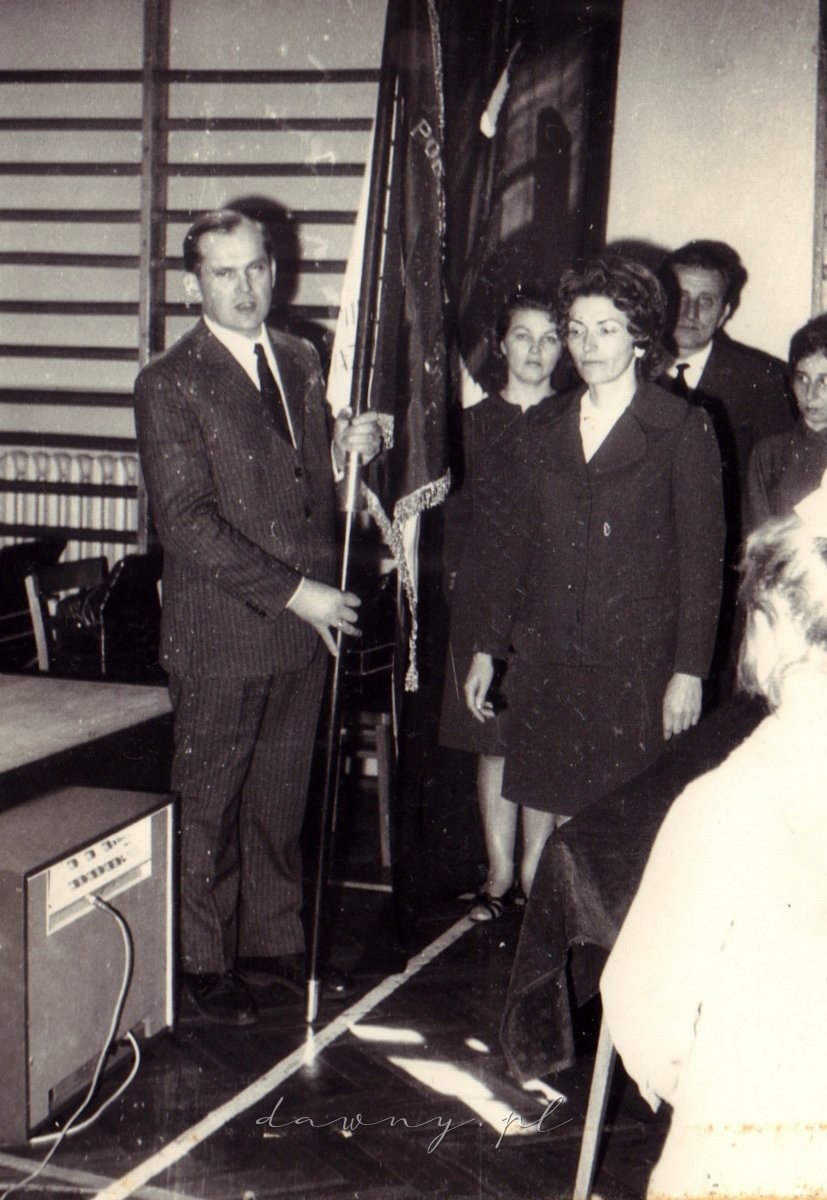 Uroczystość przekazania sztandaru SP 5 w Wołominie. 28 kwietnia 1972.