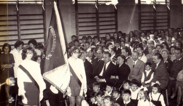 Uroczystość przekazania sztandaru SP 5 w Wołominie. 28 kwietnia 1972.
