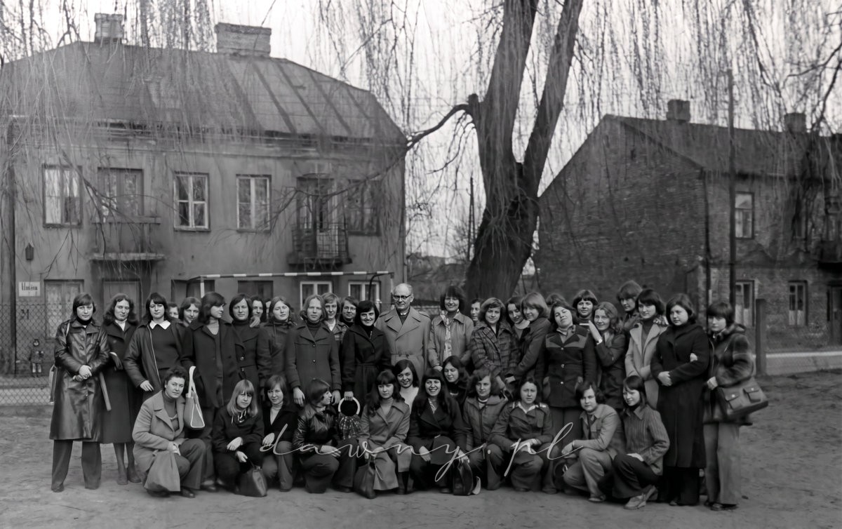 Grupa uczennic z nauczycielami Zespołu Szkół Ekonomicznych w Wołominie przy ul. Miłej, rok 1977.
