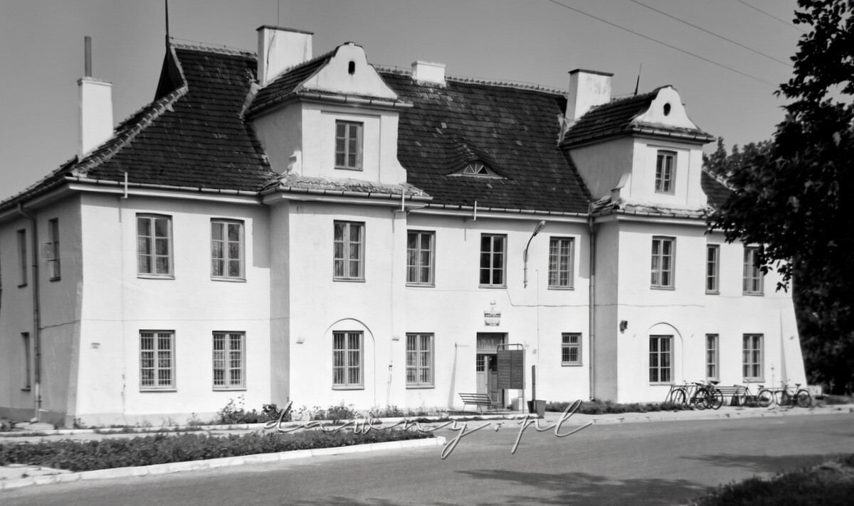 Dawny budynek administracyjny i hotel huty szkła w Tłuszczu - fotografia z 1984 roku.