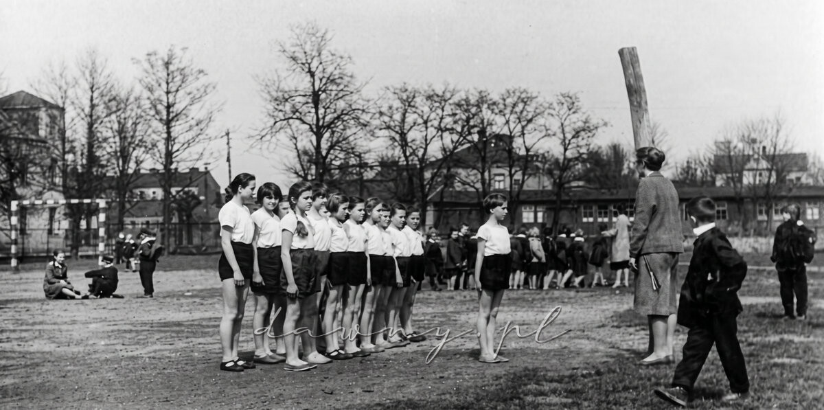 Fotografie ze zbioru rodziny Wełnów udostępniona przez Ewę Podleśko - Radzymin, Szkoła Ćwiczeń, prawdopodobnie połowa lat. 50