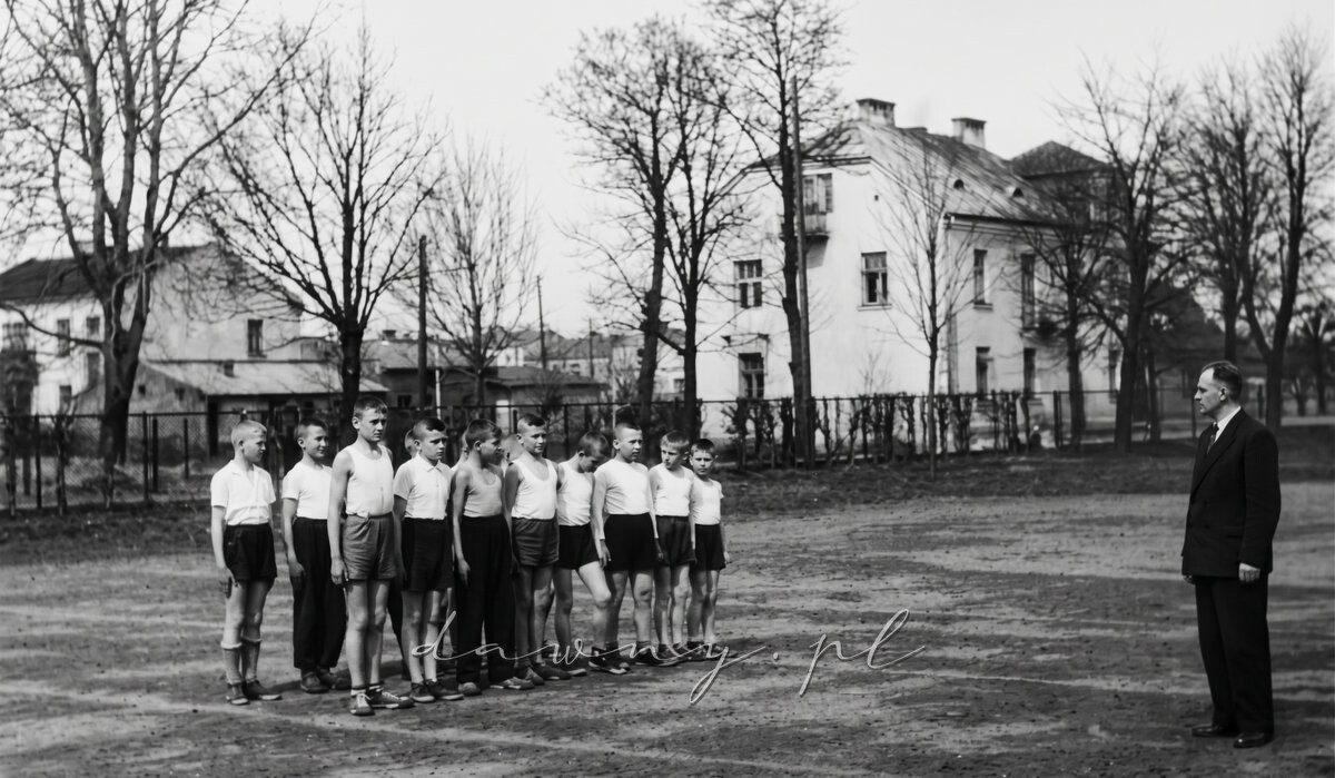 Fotografie ze zbioru rodziny Wełnów udostępniona przez Ewę Podleśko - Radzymin, Szkoła Ćwiczeń, prawdopodobnie połowa lat. 50